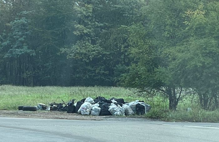 I volontari puliscono, ma due settimane dopo i sacchi non sono ancora ritirati I volontari puliscono, ma due settimane dopo i sacchi non sono ancora ritirati