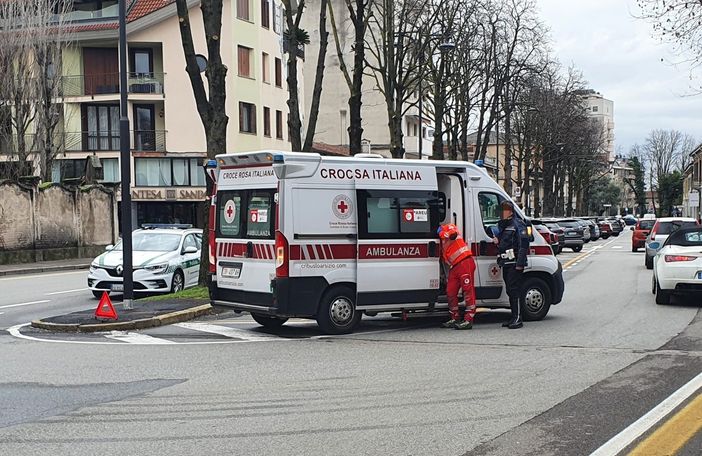Busto: finisce contro un’auto in sosta, soccorsa in piazza San Michele