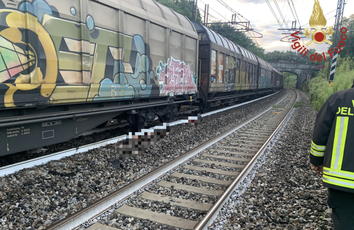 Muore travolta da un treno in transito: tragedia nel Comasco