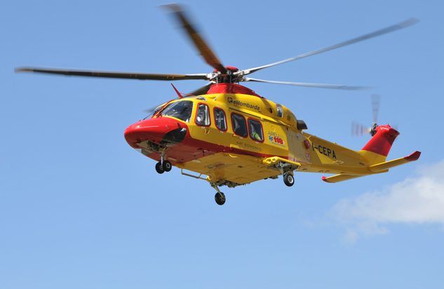 Mano schiacciata in un telaio, operaia in ospedale Mano schiacciata in un telaio, operaia in ospedale