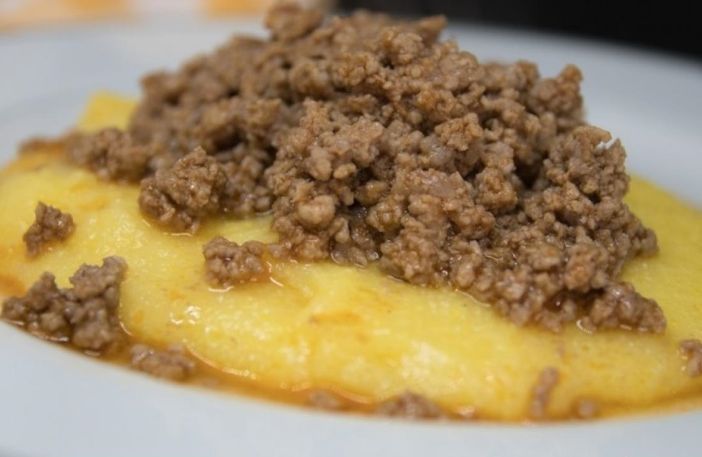A Borsano “fuoco sulla benzina” con la Giöbia e un piatto fumante di polenta e bruscitti A Borsano “fuoco sulla benzina” con la Giöbia e un piatto fumante di polenta e bruscitti