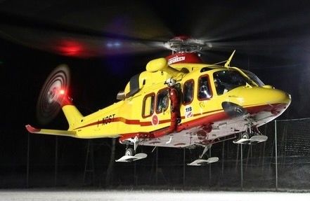 Sesto Calende, donna di 33 anni travolta da un cancello: è grave