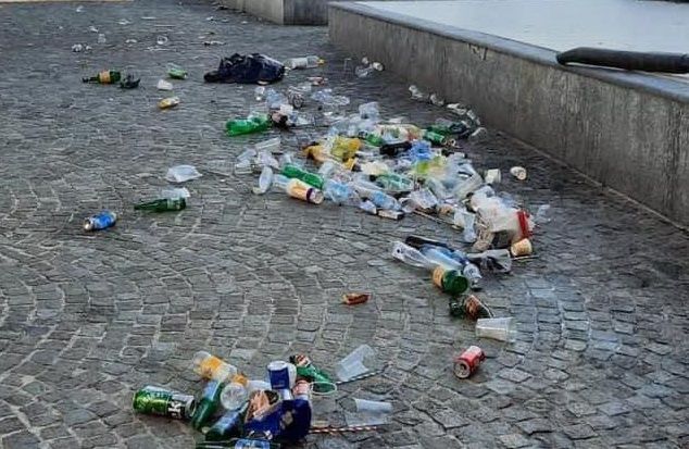 La situazione di piazza Vittorio Emanuele questa mattina, dopo la serata in centro di giovedì