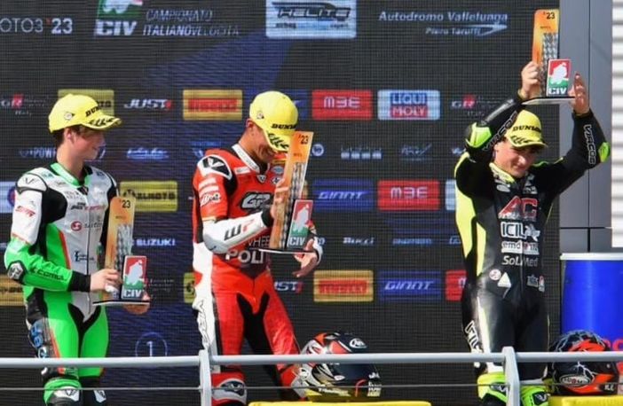 Leo Abruzzo solleva il trofeo del terzo posto Leo Abruzzo solleva il trofeo del terzo posto