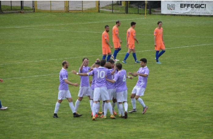 I giocatori del Legnano, domenica, riabbracceranno i tifosi allo stadio (foto aclegnano.it)