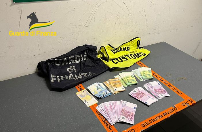 In vacanza con oltre 400mila euro in contanti in valigia: per tre passeggere scoperte a Malpensa scatta il maxisequestro