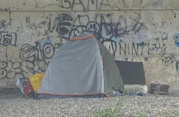 La tenda piazzata a Induno Olona, sotto il ponte della tangenziale La tenda piazzata a Induno Olona, sotto il ponte della tangenziale