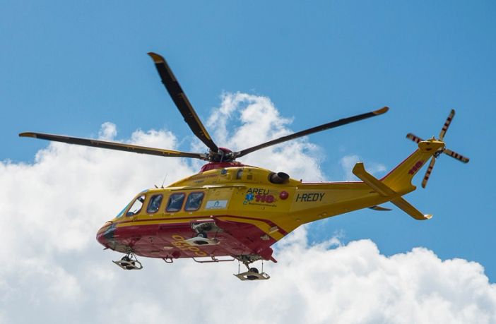 Precipita durante i lavori di imbiancatura di un edificio, grave un sessantenne a Castelveccana