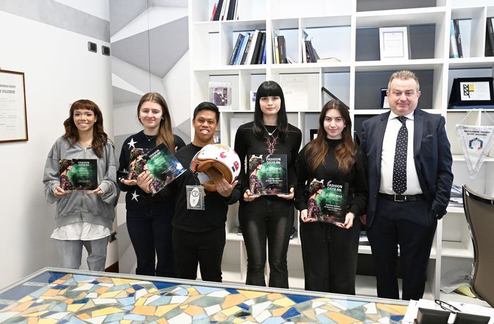 Nella foto di gruppo, da sinistra, Alessia Piai, Sofia Luoni, Giacomo Gambini, Ginevra Colaizzo e Delia Mladinescu, insieme a Mauro Ghisellini, direttore di Acof Olga Fiorini