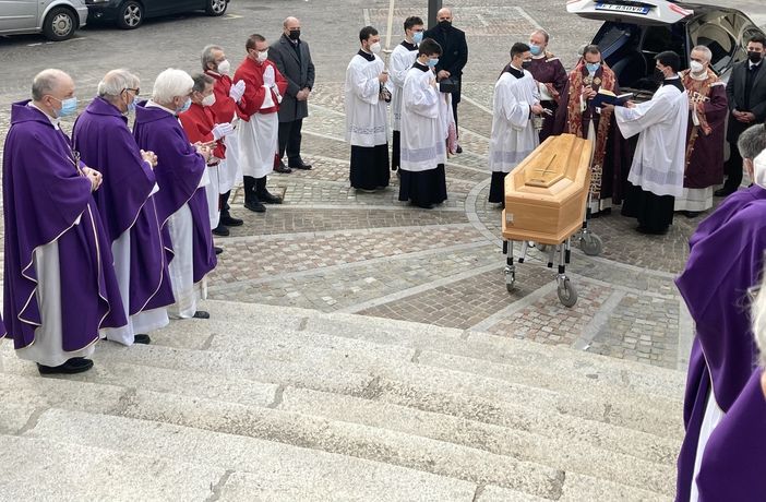 Gorla Maggiore piange don Franco Colombo, parroco del paese per vent'anni Gorla Maggiore piange don Franco Colombo, parroco del paese per vent'anni