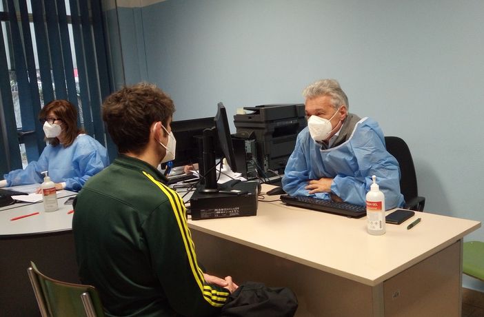 Il dottor Emilio Lualdi e nelle altre foto gli altri dottori impegnati nella vaccinazione con l'Asst Il dottor Emilio Lualdi e nelle altre foto gli altri dottori impegnati nella vaccinazione con l'Asst