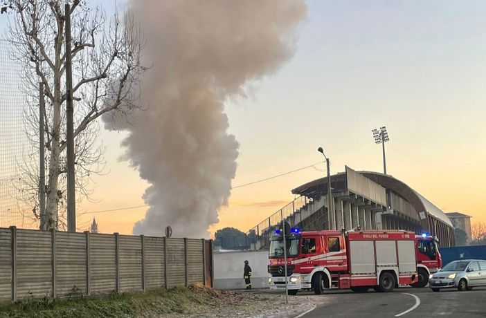 Auto in fiamme a due passi dallo Speroni: vigili del fuoco in azione Auto in fiamme a due passi dallo Speroni: vigili del fuoco in azione