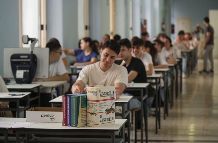 Ungaretti, Pirandello, Levi Montalcini, Guerra Fredda e selfie: le tracce della Maturità 2024 Ungaretti, Pirandello, Levi Montalcini, Guerra Fredda e selfie: le tracce della Maturità 2024