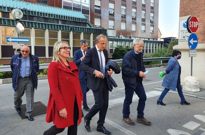 Bertolaso visita l’ospedale di Busto: «Aspetti critici, ma situazione positiva. Entro l’anno si dovrà cambiare in meglio»