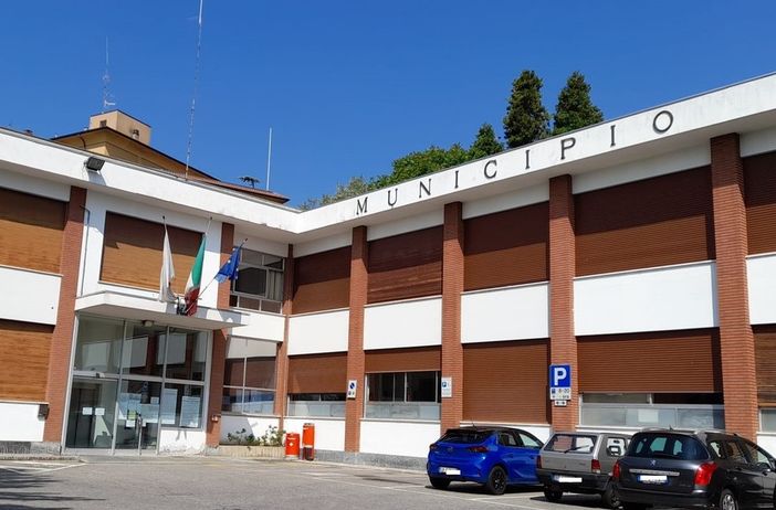 Consiglio comunale e sindrome del pappagallo: “beccate” a Cassano Magnago