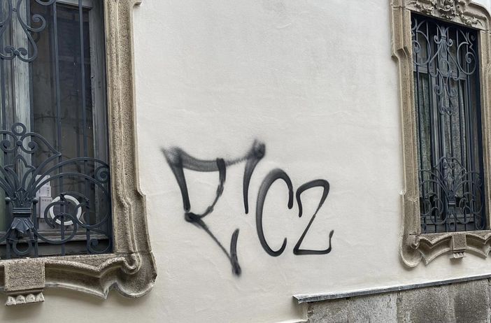 Ancora incivili in azione con la vernice: non c'è pace per via Solferino Ancora incivili in azione con la vernice: non c'è pace per via Solferino