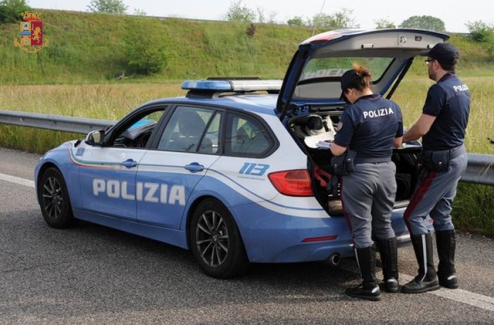 Follia sulla rete autostradale milanese: va contromano, provoca un incidente, ruba un'auto e fugge