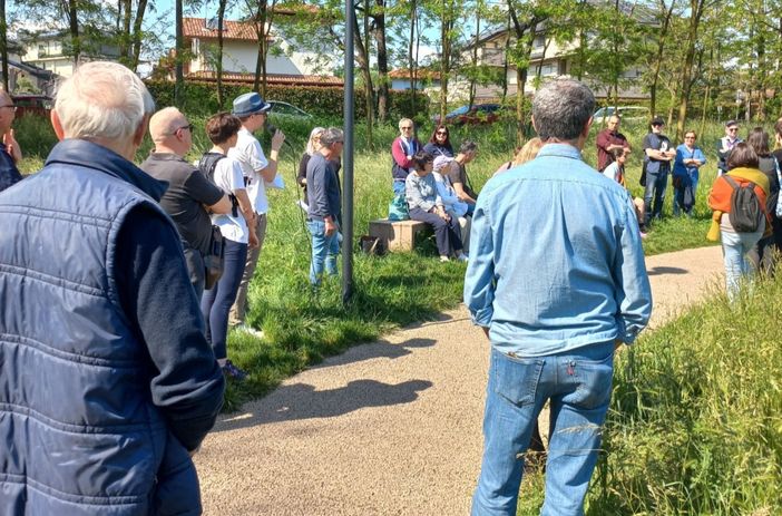 Le persone che si sono radunate all’anello di via Morelli