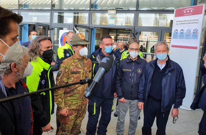 La visita del generale Figliuolo, che ha fatto i complimenti a Busto