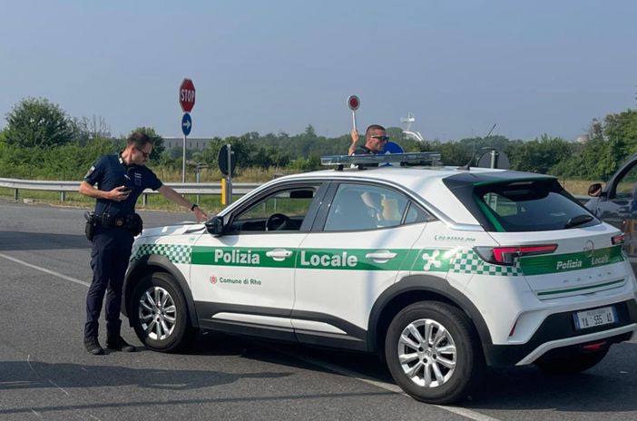 Cerca di bloccare le auto in transito sul Sempione, fermato dalla Polizia Locale Cerca di bloccare le auto in transito sul Sempione, fermato dalla Polizia Locale