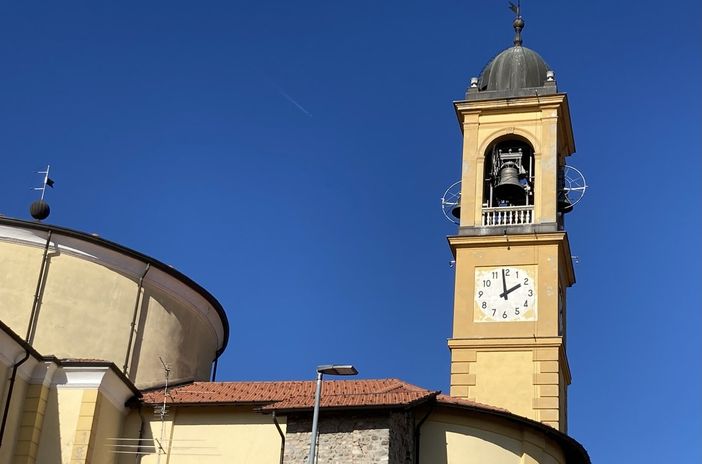 La torre campanaria della chiesa parrocchiale Santa Maria Assunta di Gorla Maggiore. Sotto: il parroco, don Valentino Viganò La torre campanaria della chiesa parrocchiale Santa Maria Assunta di Gorla Maggiore. Sotto: il parroco, don Valentino Viganò