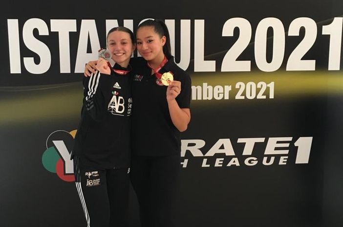 Da sinistra: Roberta Dominici e l'amica-rivale francese, Bui Mai-Linh, questa volta medaglia d'oro Da sinistra: Roberta Dominici e l'amica-rivale francese, Bui Mai-Linh, questa volta medaglia d'oro