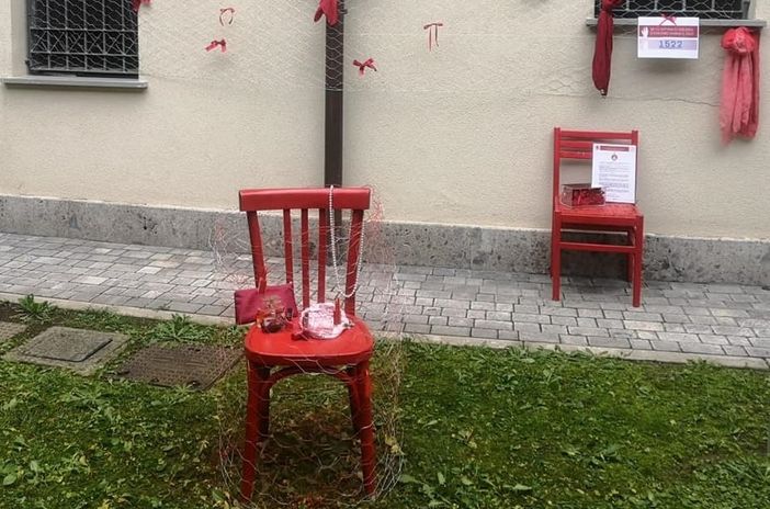 L'installazione nel giardino dell'Assunta a Gorla Maggiore