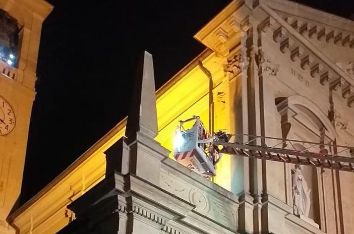 Saronno, ventenne ubriaco sul tetto della chiesa Prepositurale. Salvato da pompieri e carabinieri