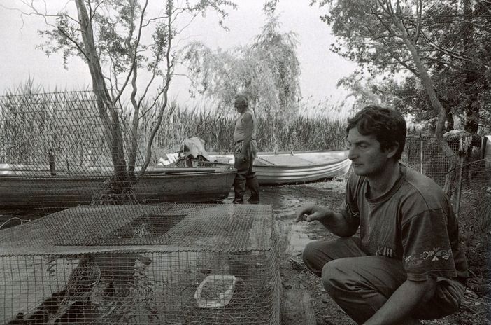 Carlo Bossi, in secondo piano, con il figlio Daniele prima di una battuta di pesca (foto archivio Chiodetti) Carlo Bossi, in secondo piano, con il figlio Daniele prima di una battuta di pesca (foto archivio Chiodetti)