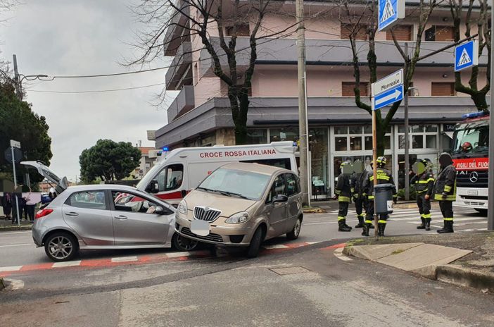 FOTO. Schianto tra due auto a Busto e nell'impatto una finisce sopra all'altra: soccorsi i due conducenti