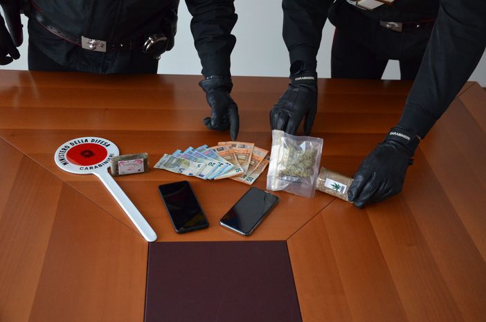 Spaccio in zona rossa, i carabinieri di Busto arrestano due giovani. Uno di loro preso dopo un inseguimento