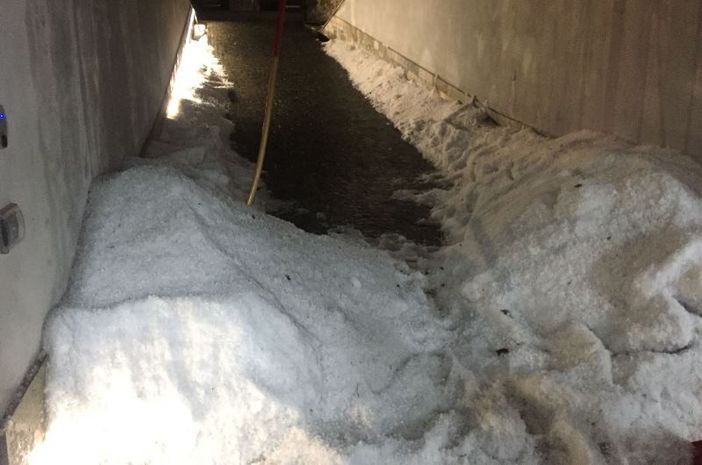 Pioggia e grandine: strade allagate