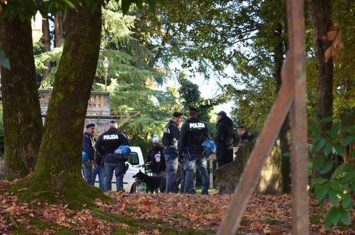 L'operazione delle forze dell'ordine a Villa Augusta e, sotto nella seconda foto in gallery, in piazza Repubblica