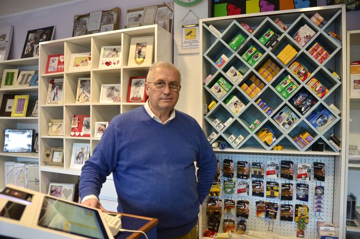 Al posto della pellicola c'è WhatsApp, così il sogno del decano dei fotografi varesini sbarca in piazza XX Settembre e guarda al futuro