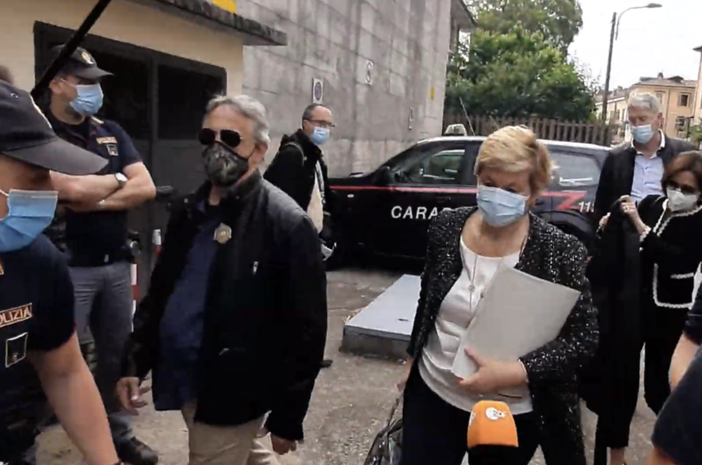 Il procuratore della Repubblica di Verbania Olimpia Bossi entra in carcere per gli interrogatori di garanzia dei tre fermati dopo la strage del Mottarone Il procuratore della Repubblica di Verbania Olimpia Bossi entra in carcere per gli interrogatori di garanzia dei tre fermati dopo la strage del Mottarone