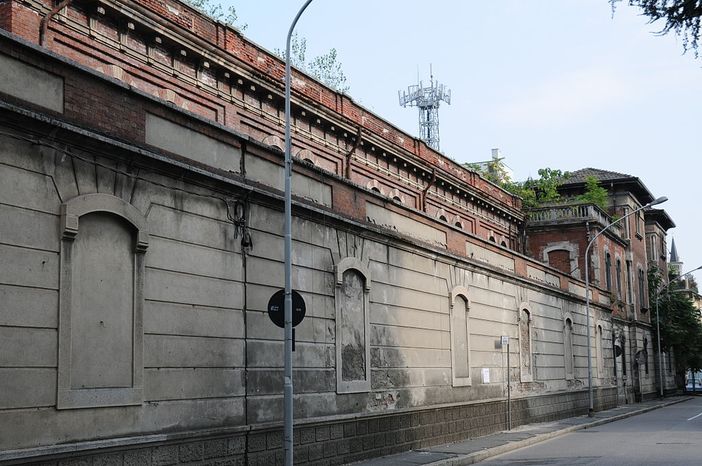 Cadono calcinacci dalla palazzina ex Bernocchi a Legnano. Corso Garibaldi rimane a due sensi di marcia