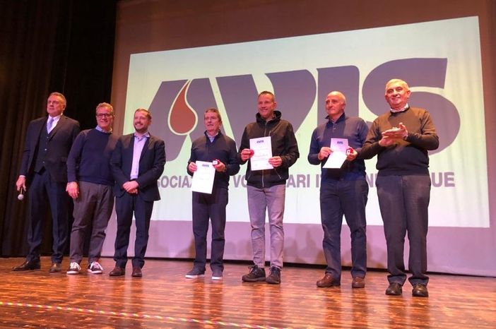 I premiati per le 120 donazioni. Sotto, quelli per le 100 e 75 e i docenti referenti delle scuole