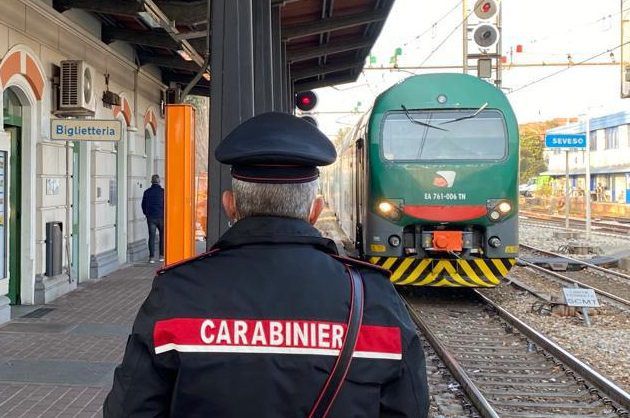 Minaccia di buttarsi sotto il treno alla stazione di Saronno: portato in ospedale Minaccia di buttarsi sotto il treno alla stazione di Saronno: portato in ospedale
