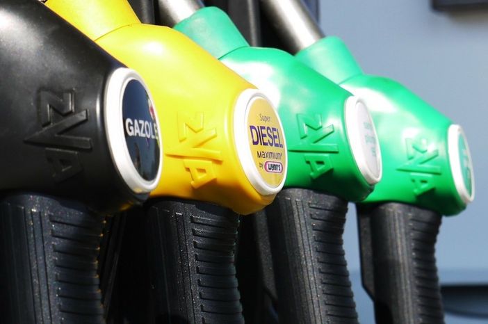 Da domani benzina e diesel più cari. Sconto quasi dimezzato anche nel Varesotto