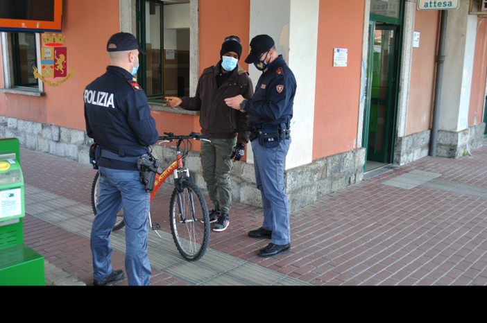 Gallarate, prima la rapina in un negozio poi la rissa in stazione: dieci giovani denunciati Gallarate, prima la rapina in un negozio poi la rissa in stazione: dieci giovani denunciati
