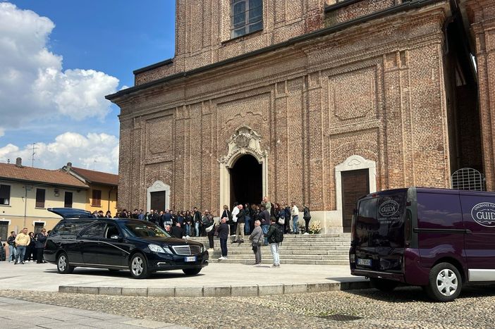 Samarate si ferma per i funerali di Teresa Stabile. Donazioni per Fondazione Cecchettin e Istituto dei Tumori Samarate si ferma per i funerali di Teresa Stabile. Donazioni per Fondazione Cecchettin e Istituto dei Tumori