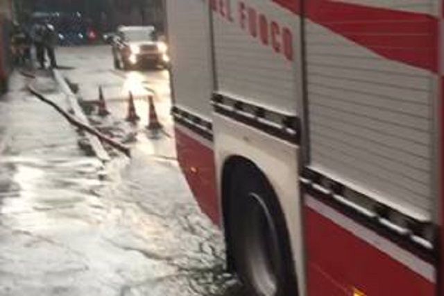 Bomba d'acqua sul Legnanese: sottopassi allagati, cede la strada in via Ponzella a Legnano Bomba d'acqua sul Legnanese: sottopassi allagati, cede la strada in via Ponzella a Legnano