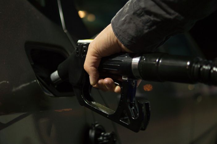 Caro carburante, il decalogo per combatterlo e risparmiare