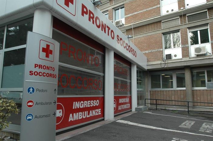 Autobus frena per evitare un pedone, tre passeggeri in ospedale Autobus frena per evitare un pedone, tre passeggeri in ospedale