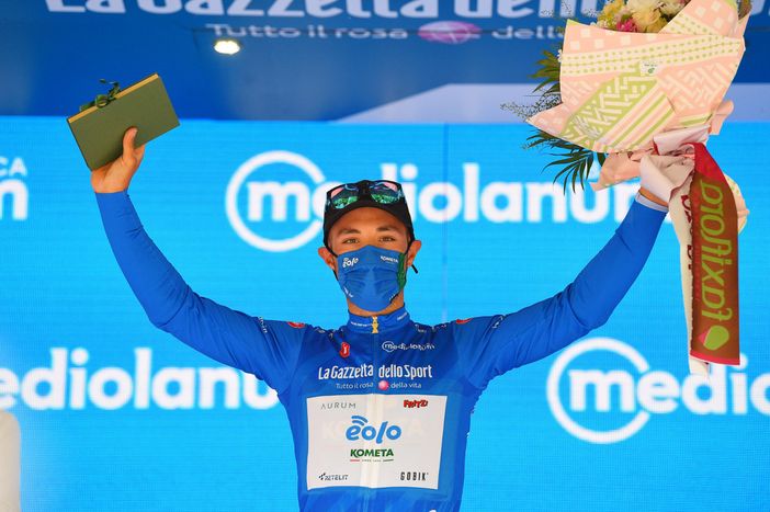 Al Giro il cielo è sempre più blu. Anzi, azzurro: Albanese indossa la maglia da leader del GPM Al Giro il cielo è sempre più blu. Anzi, azzurro: Albanese indossa la maglia da leader del GPM
