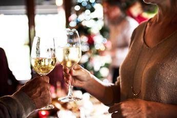 Da brindisi a dopocena, l'alcol minaccia il Natale: a rischio fegato e cervello