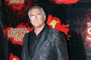 La star di 'La Casa' Bruce Campbell rivela di avere il cancro: "Ma non temete, sono un vecchio figlio di putt..." La star di 'La Casa' Bruce Campbell rivela di avere il cancro: "Ma non temete, sono un vecchio figlio di putt..."