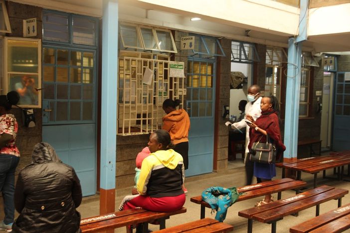 La sala d'attesa del dispensario costruito con i fondi raccolti da Associazione Christian a Kariobangi, Nairobi La sala d'attesa del dispensario costruito con i fondi raccolti da Associazione Christian a Kariobangi, Nairobi