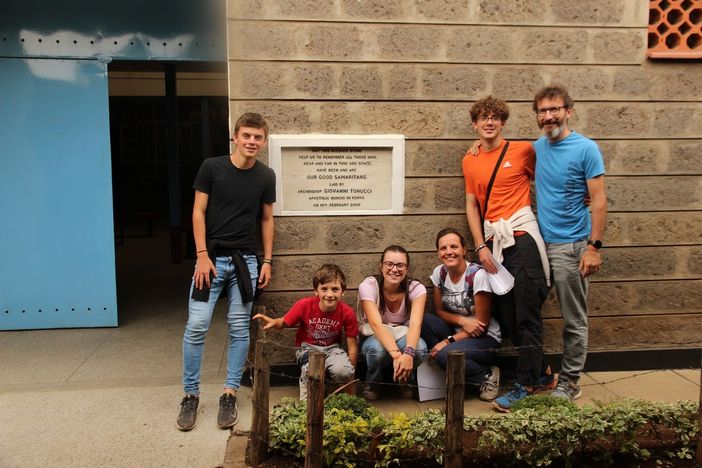 La famiglia Marelli davanti alla targa che ricorda l'inaugurazione del dispensario, realizzato grazie ai fondi raccolti da Associazione Christian La famiglia Marelli davanti alla targa che ricorda l'inaugurazione del dispensario, realizzato grazie ai fondi raccolti da Associazione Christian