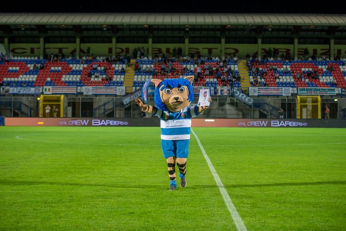 Pro Patria, giro d'onore e regalo ai nonni per la loro festa